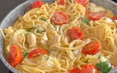 Паста спагетти с куриным филе, сыром и помидорами