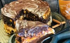 Шоколадный торт Сникерс с карамелью и глазурью