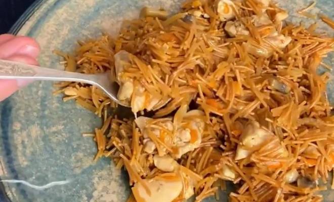 Жареные макароны с филе куриного бедра с грибами рецепт