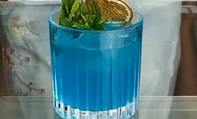 Голубой коктейль из рома, лимона, кокоса и блю кюрасао рецепт