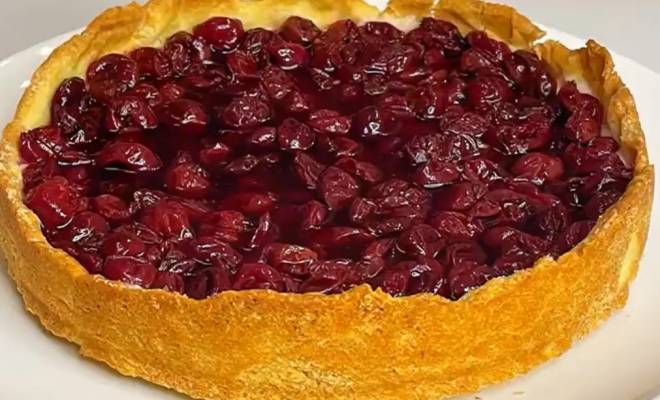 Открытый пирог с заварным кремом и вишневым желе рецепт