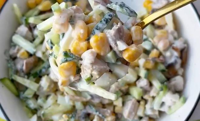 Салат из шампиньонов, кукурузы, филе курицы и огурцов рецепт