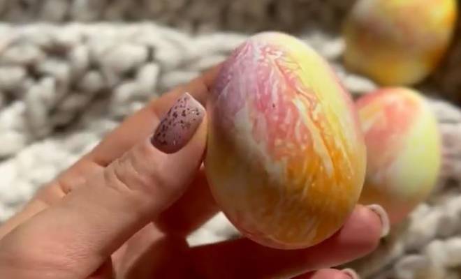 Интересный способ покрасить яйца красителями на пасху рецепт