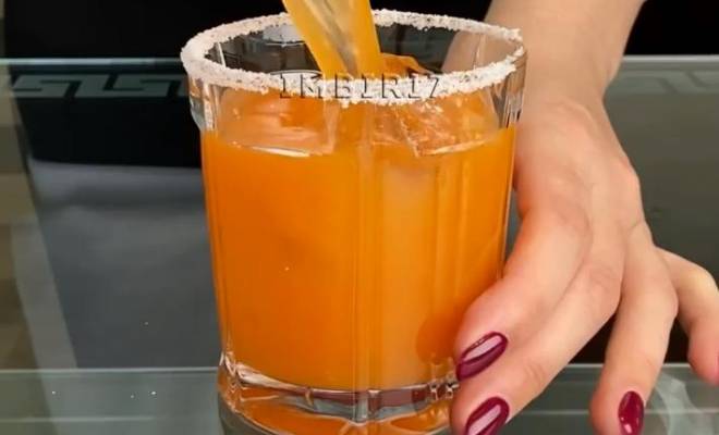 Морковный коктейль из текилы, трипл сека и сока лимона рецепт