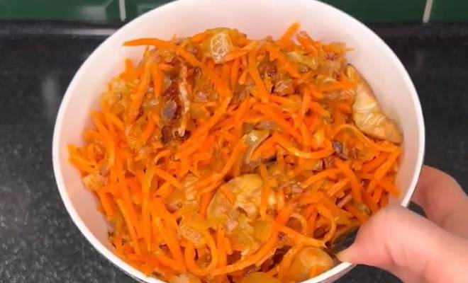 Салат из курицы, морковки и жаренного лука рецепт