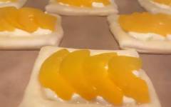 Слоеные слойки с персиками и творожным сыром