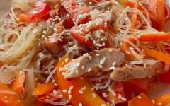 Паста Фунчоза с мясом и овощами в соевом соусе