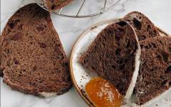 Шоколадный хлеб с какао и цельнозерновой мукой
