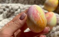 Интересный способ покрасить яйца красителями на пасху