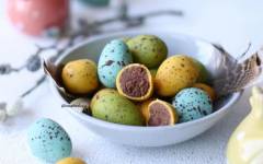 Пасхальные перепелиные яйца шоколадные пирожные