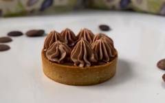 Тарт пирожное “Шоколад Фундук” с миндальным сабле