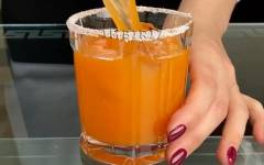 Морковный коктейль из текилы, трипл сека и сока лимона