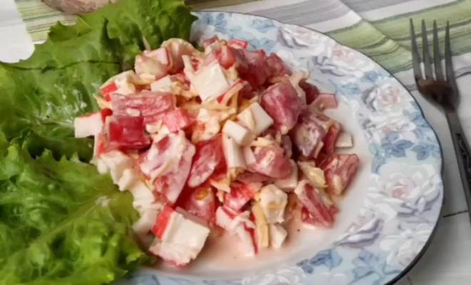Салат Красное Море с крабовыми палочками, помидорами и сыром рецепт