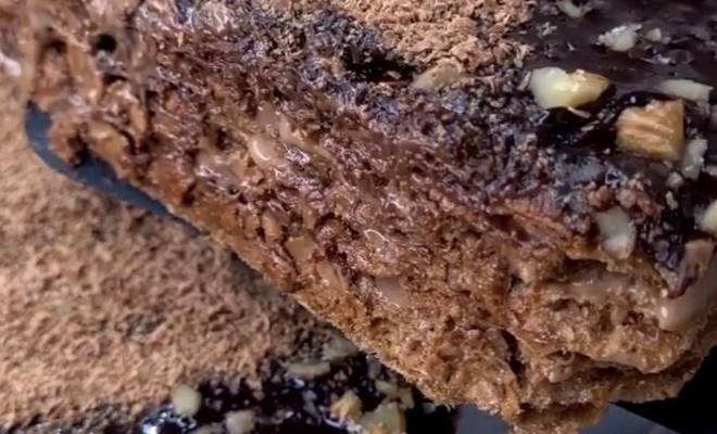 Шоколадно вафельный торт со сгущенкой, орехами и глазурью рецепт