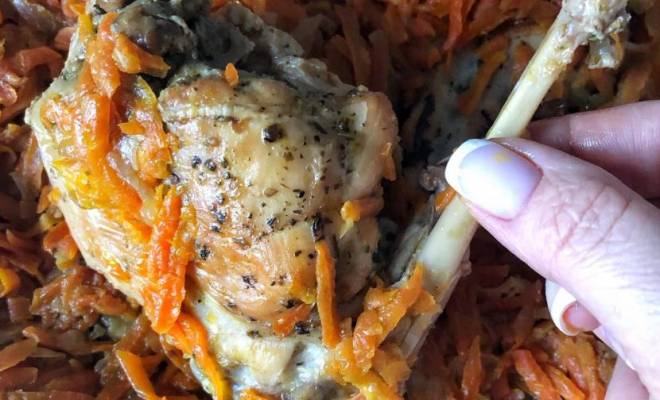 Запеченный кролик с морковкой и луком в духовке рецепт