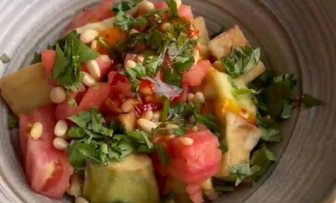 Салат Лаззат с хрустящими баклажанами и помидорами рецепт