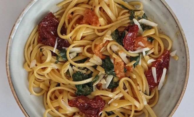 Спагетти с вялеными томатами, шпинатом и чесноком рецепт
