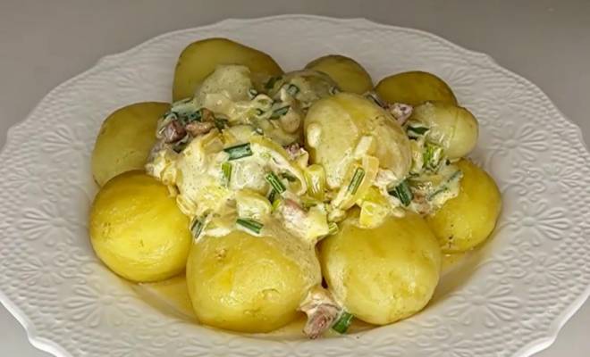 Картошка с салом, луком, сливками и зеленью рецепт