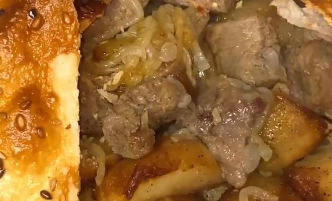 Мясной пирог на кефире с говядиной, картонкой и луком рецепт