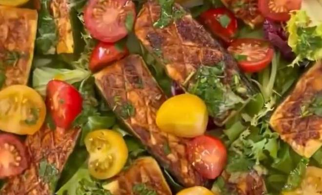 Вкусный салат с запеченными кабачками и помидорами рецепт