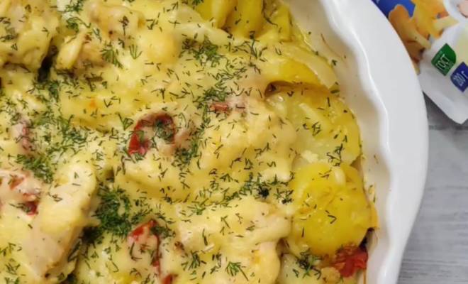 Картошка с курицей, помидорами, сыром и соусом в духовке рецепт