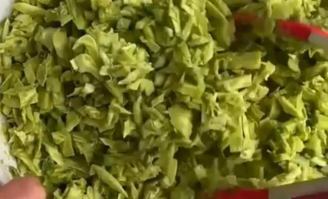 Салат из белокочанной капусты, огурцами и зеленым луком рецепт
