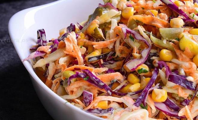 Салат Овощная радуга с капустой, огурцами и кукурузой рецепт
