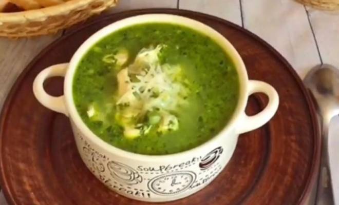 Зелёный суп с курицей и соусом песто рецепт