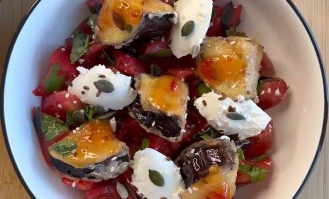 Салат с Хрустящими Баклажанами, помидорами и зеленью рецепт