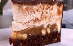 Шоколадный торт Чизкейк Сникерс с карамелью