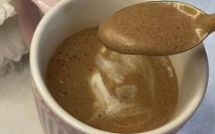 Домашний горячий шоколад из сливок, какао и сахара