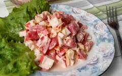 Салат Красное Море с крабовыми палочками, помидорами и сыром