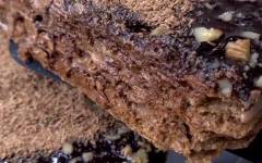 Шоколадно вафельный торт со сгущенкой, орехами и глазурью