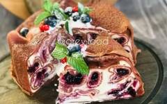 Блинный торт с кремом сметанным и ягодами