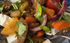 Салат с жареными баклажанами, помидорами, перцем и фетой