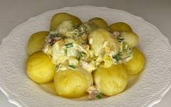 Картошка с салом, луком, сливками и зеленью