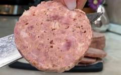 Домашняя колбаса из свинины в пищевой пленке