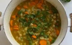 Суп с нутом, макаронами, сельдереем и морковкой