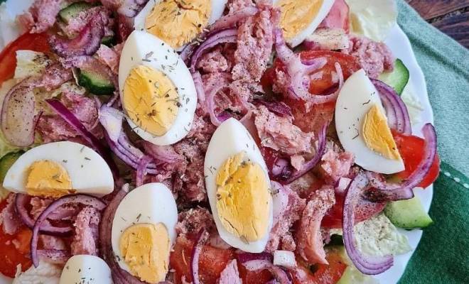 Салат с тунцом, помидорами, яйцом и огурцом рецепт