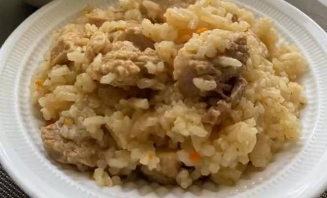 Рисовая каша с мясом, морковкой и луком на сковороде рецепт