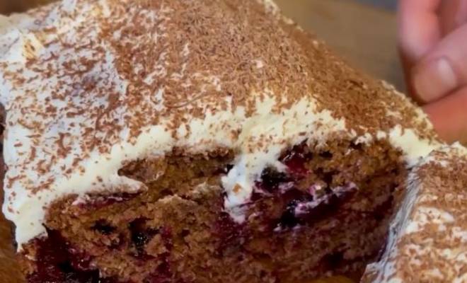 Шоколадный кекс с ягодами и кремом в духовке рецепт