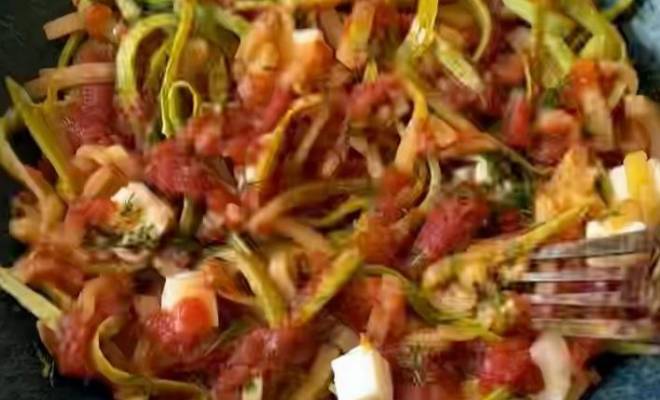 Спагетти из кабачков цуккини и помидорами на сковороде рецепт