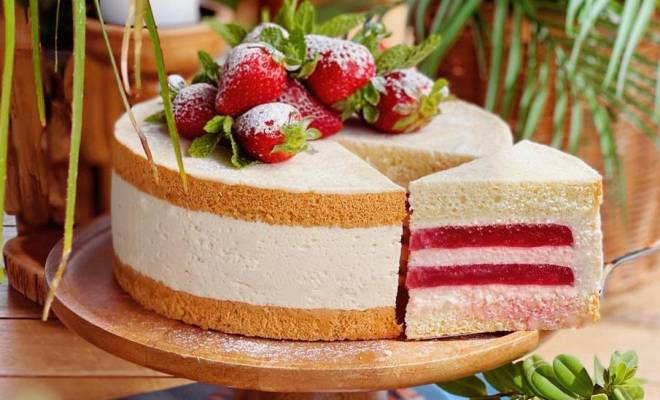Бисквитный торт с творожным кремом и ягодной прослойкой
