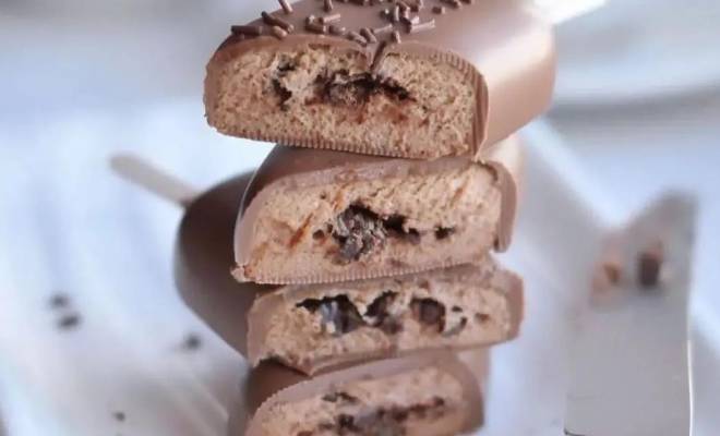 Муссовые шоколадные эскимо с кусочками шоколада рецепт