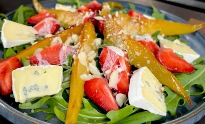 Салат с карамелизированной грушей, клубникой и рукколой рецепт