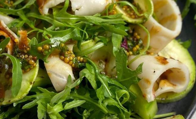 Салат с кальмаром, огурцом и кабачком рецепт