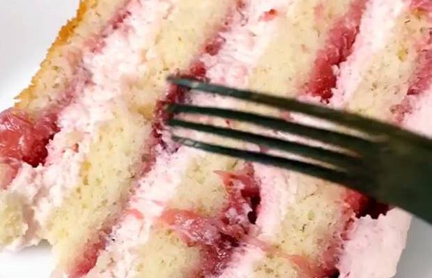 Рецепт бисквитного торта «Ягодный микс» с ягодным конфитюром и кремом чиз