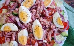 Салат с тунцом, помидорами, яйцом и огурцом