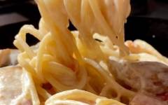 Спагетти карбонара с беконом, грибами, сыром и сливками