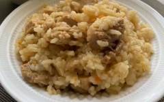 Рисовая каша с мясом, морковкой и луком на сковороде